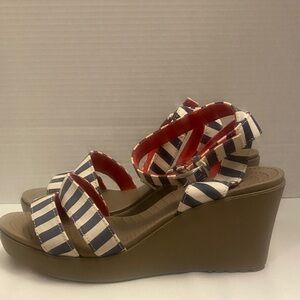 Crocs Womens Leigh Sandal Stripe Wedge Platform Ankle Strap Size 9 NWOT